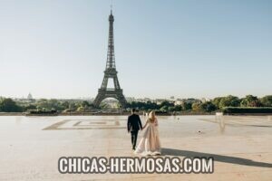 Ser un Sugar Daddy:  En la imagen vemos a un Sugar Daddy y una Sugar Baby caminando en dirección de la torre Eiffel. Una relación llena de emociones y más. 