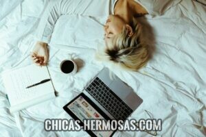 Secretos para conquistar mujeres: Conocer chicas también es posible a través de la internet. La imagen muestra una chica joven durmiendo al lado de su computadora. 