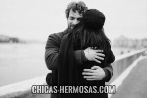 Secretos para conquistar mujeres: Un hombre abrazando una mujer, haciendola sentir segura. La determinación es la clave para conquistar el corazón de una mujer. 