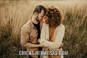 Secretos para conquistar mujeres: Pareja feliz en medio de un momento íntimo. 